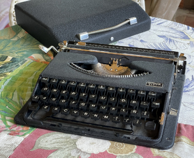 1953 Gossen Tippa typewriter